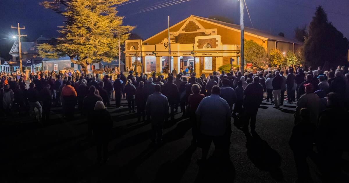 Hundreds gather at Tenterfield
Soldier's Memorial Hall in the
dark on Tuesday morning for the
2017 Anzac Day dawn service.
(Photo by Peter Reid.)