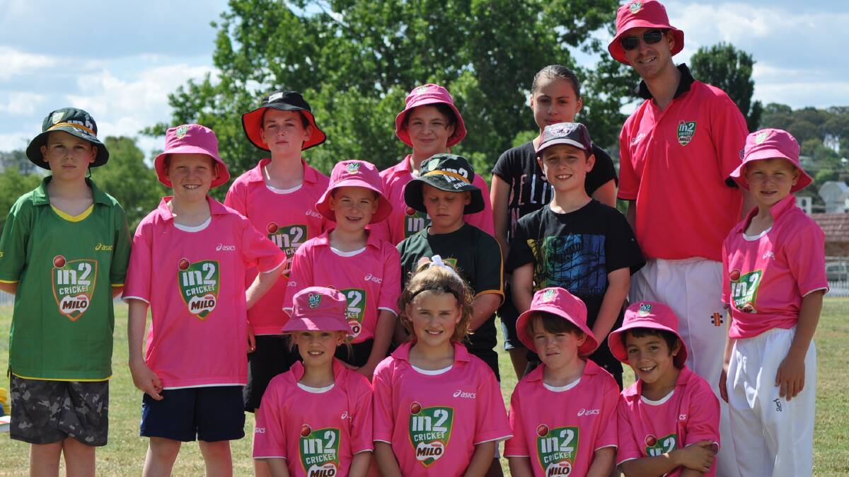 Tenterfield Junior cricketers during last year’s season (back row) Jacob Chawner, Kaitlan Azzopardi, Elizabeth Brown, Stephen Manser
(middle row) James Beltrame, Thomas Lee-McCauley, Braith Clark, Ryan Sutcliffe, JJ Cusack, Will Holley and (front row)
Jessica Thomas, Abbey Holley, Alex Butler and Tyran Petrie.
 