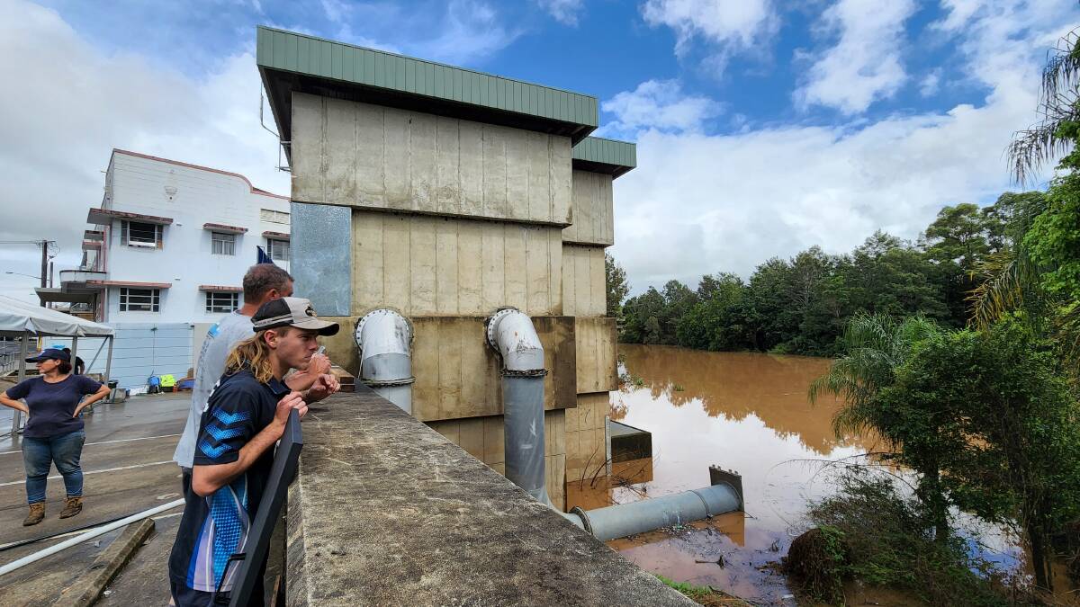 People in Lismore watching the Wilsons River rise at the Browns Ck pump station on Molesworth St. Picture: Cathy Adams