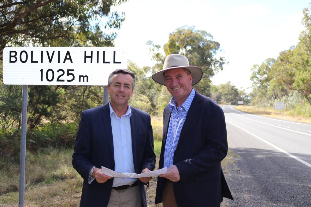 Federal Minister for Infrastructure and Transport
Darren Chester and Barnaby Joyce, Deputy Prime
Minister and Federal Member for New England
Barnaby Joyce check out plans for
the Bolivia Hill realignment.