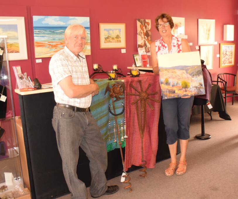 Peter Ingall and his ironwork are joining forces with Tenterfield artist Linda Nye in an exbition that expands her repertoire into oils.