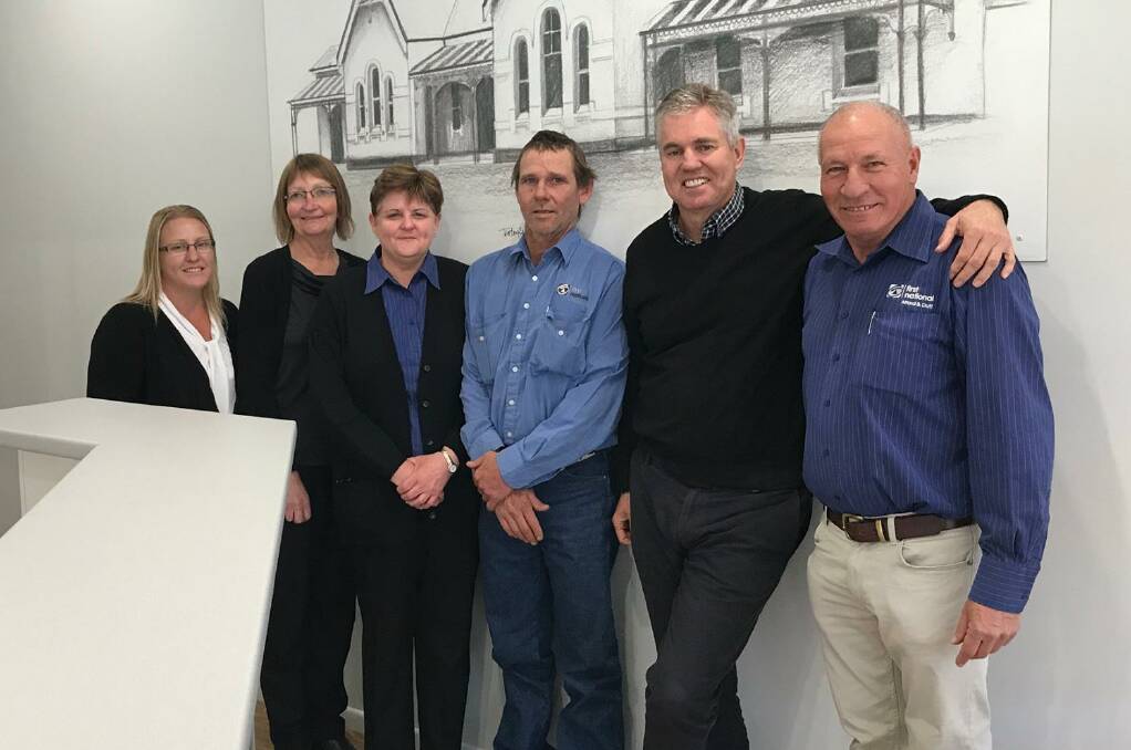 During his stopover First National CEO Ray Ellis (second from right) caught up with the full Alford and Duff team (from left) Katrina Chisholm, Helen Crotty, Kerry Hickey, Laurie Stenzel and Steve Alford.