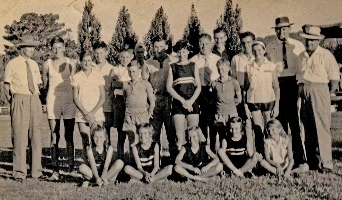 Border Caledonian Society sports day, 1961.
(Back row) Reg Smith, Stanley Judge, Peter King, Jim Hawthorne, ?, ?, ?, Kevin Smith, ?, Cliff McHardy and Arthur Smith;
(Second row) Len Nilems, Max Williams, ?, Greg Williams and Dulcie Smith;
(Front row) Bonny Boston, Brenda Halliday, Julie Smith, Anne Smith and Margaret Alvos.