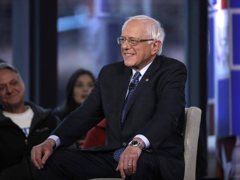 US Democratic presidential hopeful Bernie Sanders has released tax returns for 10 years.