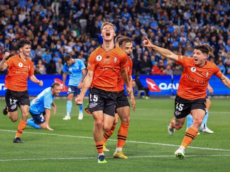 Tom Waddingham is one of a handful of teen talents to blaze a trail at Brisbane Roar this season. (Mark Evans/AAP PHOTOS)