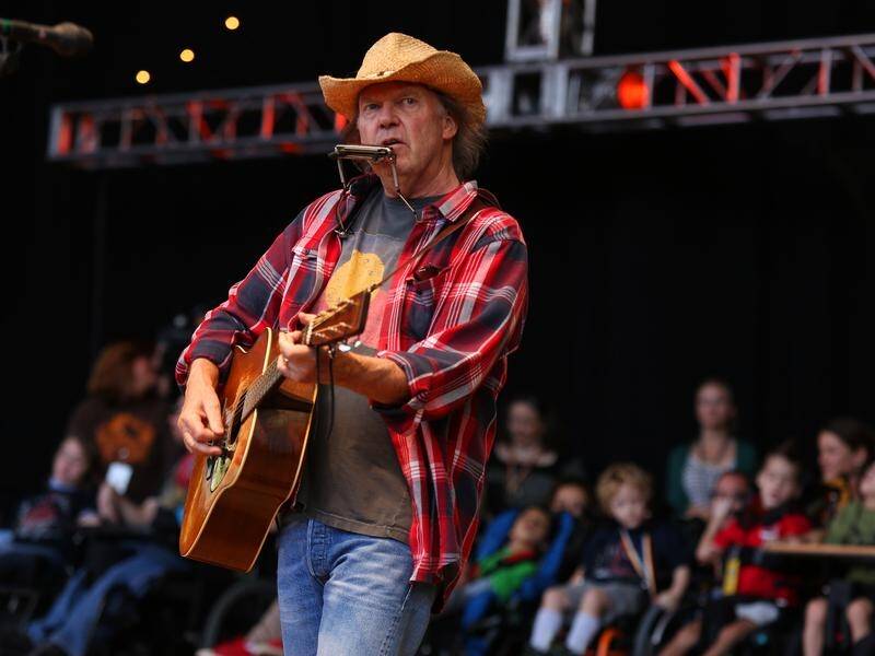 Neil Young has angrily criticised US President Donald Trump over the deadly California wildfires.