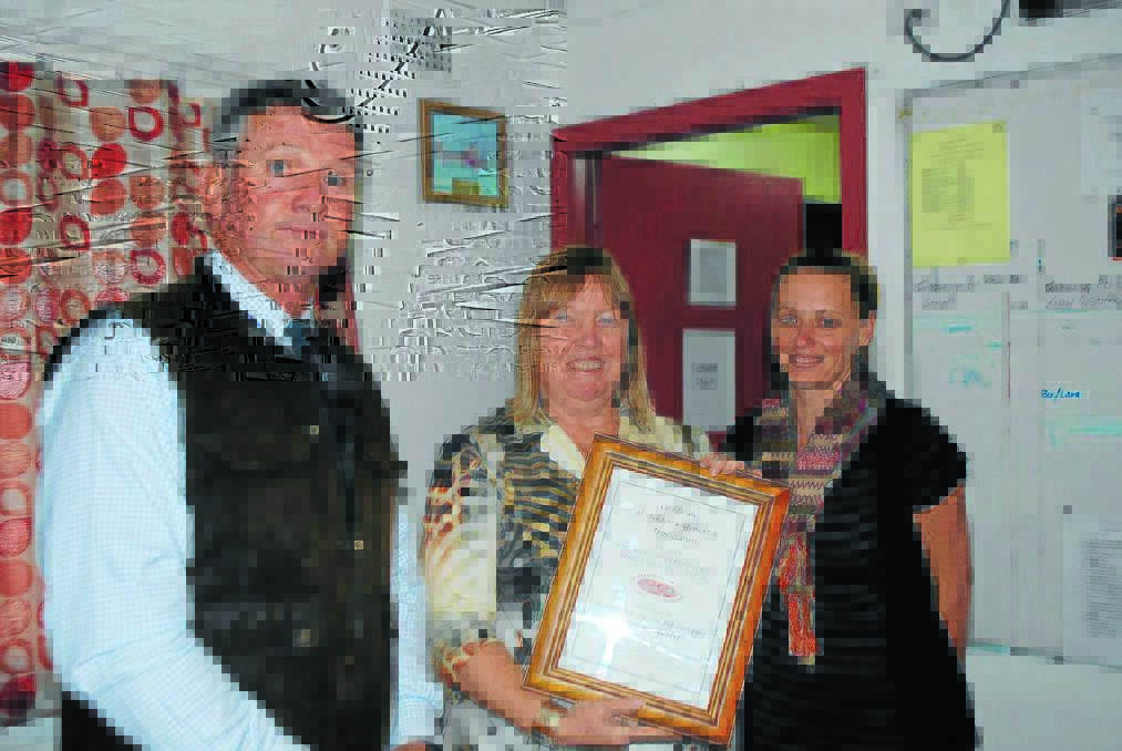 Tenterfield Shire mayor Peter Petty and Ten FM’s Rebecca Carpenter (right) with Marion Saxby.